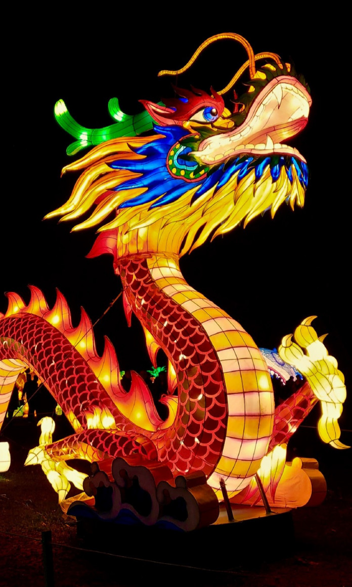 Dragão colorido representando o calendário chinês