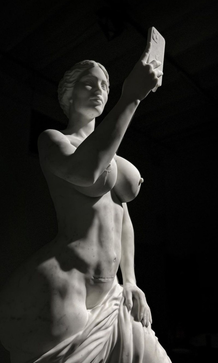 Estatua de gesso de uma mulher com procedimentos esteticos fazendo uma selfie