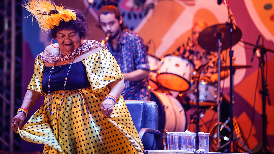 Dona Onete em show de pré-Carnaval em Recife (PE)