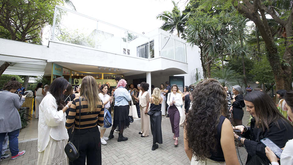 Mulheres reunidas no Espaço Moní, que recebeu o evento em setembro