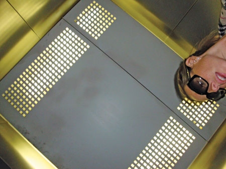 O sol atravessa as bandeiras de oração no quarto