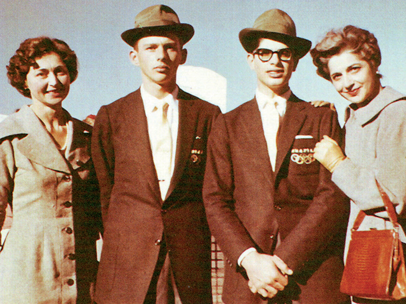 Reinado Conrado (esq.) e Marcos Morais Barros, ao lado de suas mães, embarcam para os Jogos Panamericanos de Chicago em 1959, onde ganharam medalha de