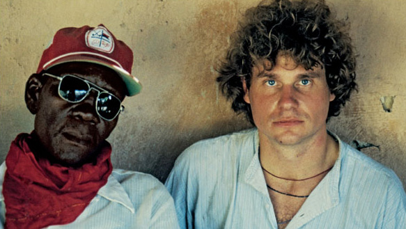 Com Marcel Pierre, o bruxo que lhe revelou o segredo do Pó de Zumbi, no Haiti, em 1982