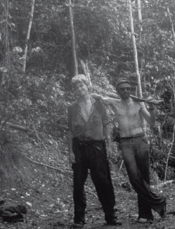 Aliviado ao achar a saída em uma selva panamenha, depois de dez dias perdido e sem comida, em 1974