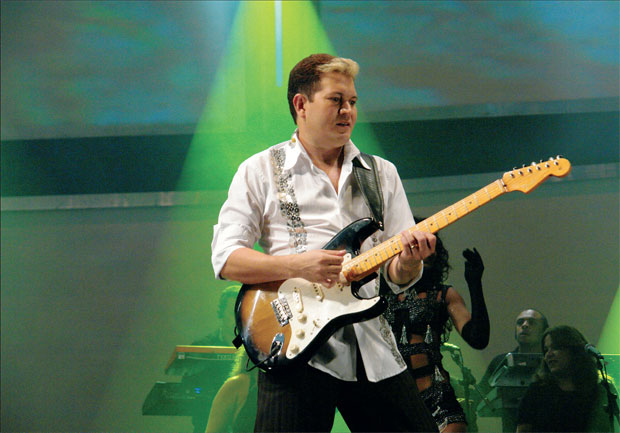 Chimbinha com a famosa mecha loira criada para se diferenciar dos guitarristas que e faziam passar por ele