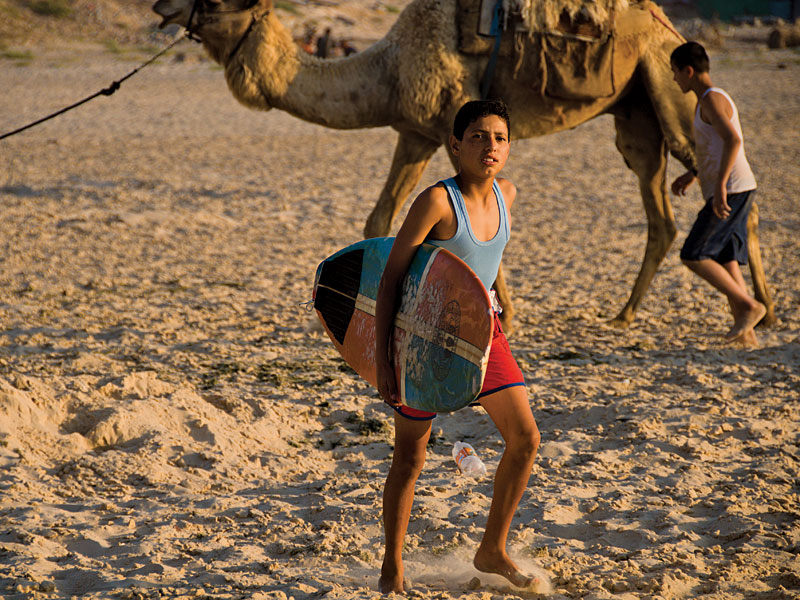 Na praia de Sheik Khazdien, ao norte da Cidade de Gaza, pranchas e camelos disputavam espaço nas areias antes da invasão israelense