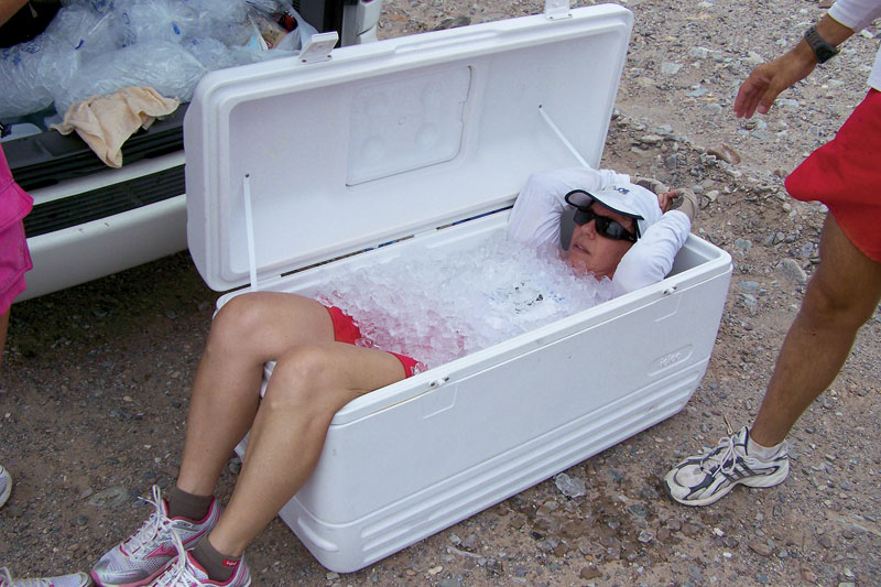 urante a Badwater, na Califórnia, Monica alivia o calor na piscina particular, exclusiva para manter o gelo