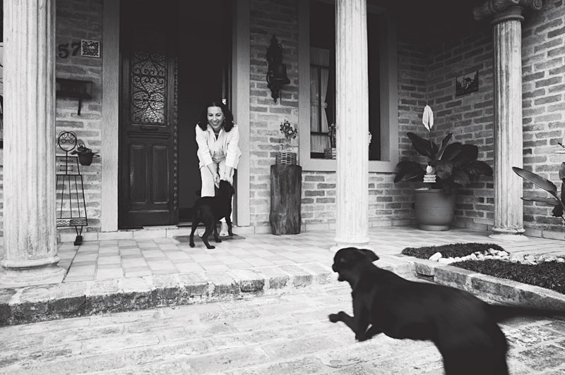 Em sua casa, em Alphaville. Todos os dias, ela treina o mesmo percurso com as três vira-latas irmãs: “Uma corre, a outra anda e a terceira empaca”