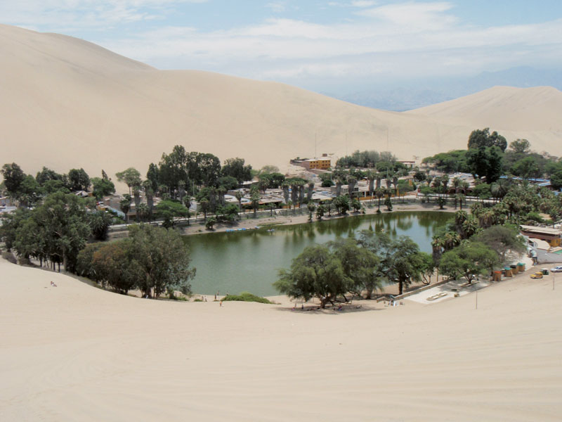 Nem sabia que oásis existia mesmo e passei a noite neste, em Huacachina, no deserto do Peru