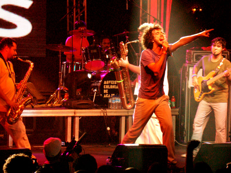 O vocalista André Gonzáles comandando a multidão de 5 mil pessoas na UnB