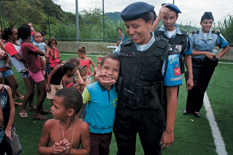 Pricilla faz sucesso com a criançada do Dona Marta, na festa de Páscoa