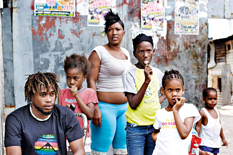 Sean com a galera nas ruas de Kingston