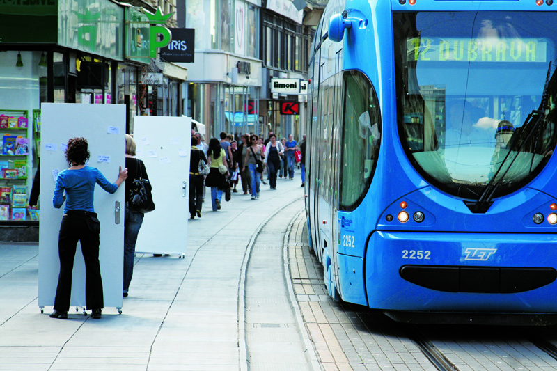 Manu e portas caminham na Ilica