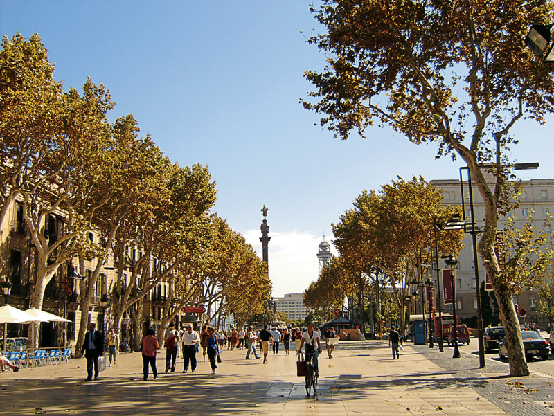 As Ramblas, bulevar que enche de turistas com chapéus mariachis