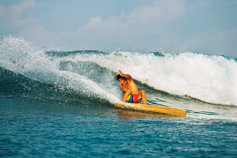 O neozelandês David Rastovich, um dos pioneiros do resgate da Alaia, encara onda de responsa com a tábua em Mentawaii, Indonésia