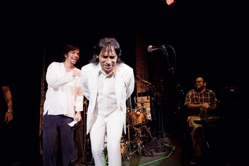 Carlos Evanney (à frente) sobe ao palco do Studio SP para cantar ao lado de China