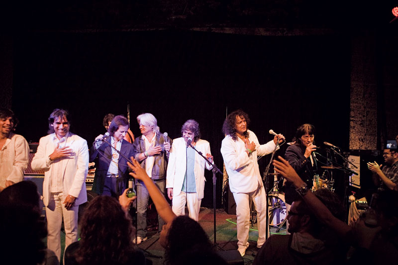 Todos juntos no palco do Studio SP para cantar “Emoções”