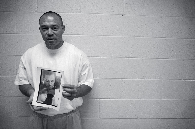 Sunny Garcia segura foto dos filhos na Taft Correctional Institution, Califórnia, onde ficou preso de janeiro a abril de 2007 por sonegação fiscal