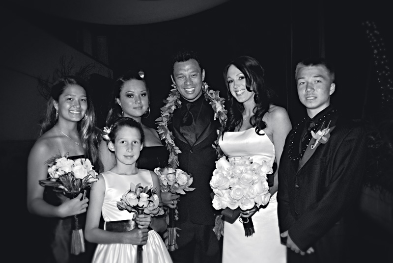 Sunny em seu terceiro casamento, com Colleen, rodeado de familiares