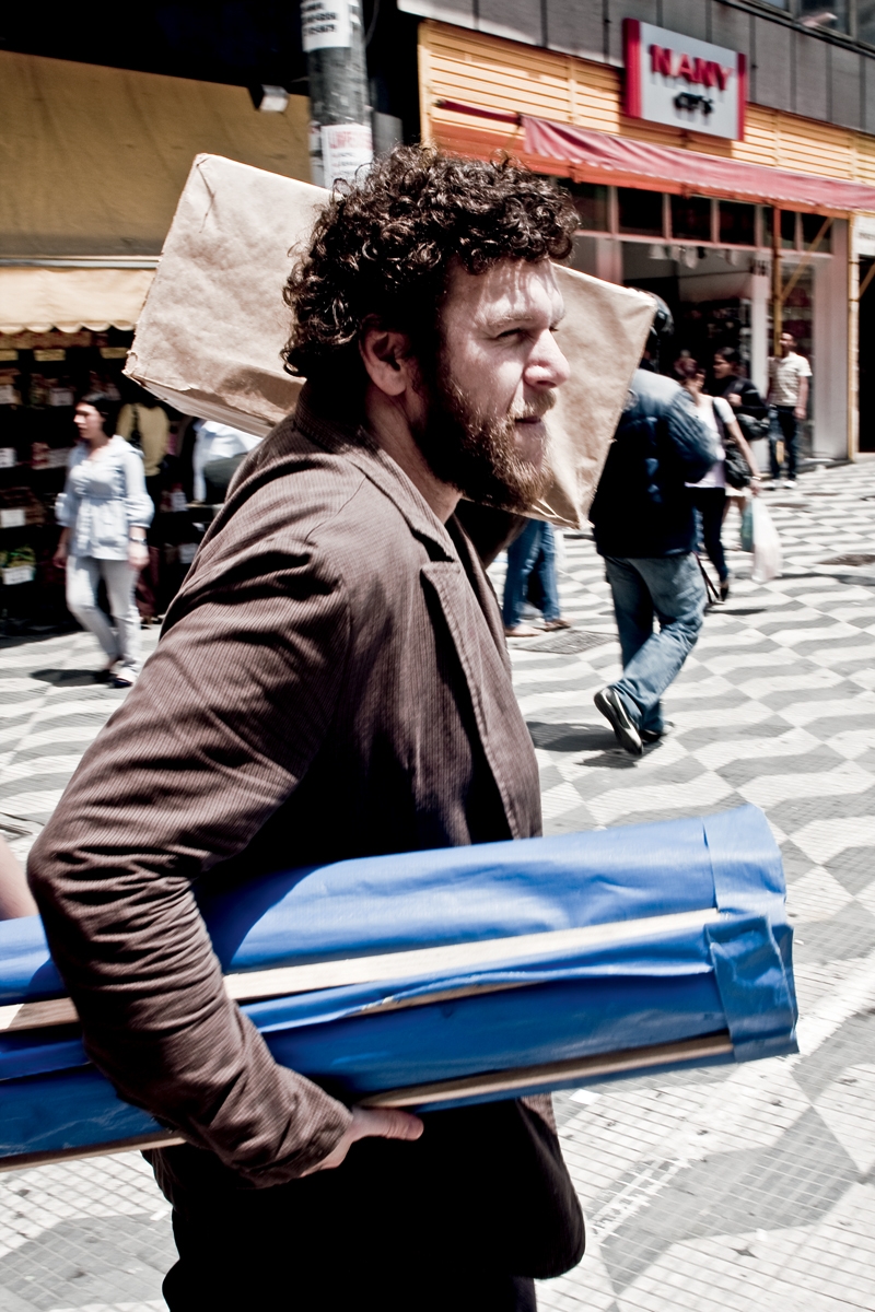 Em fase de orgulhosa independência, Otto arma a barraca e vende seu peixe no centro de São Paulo. Tudo cena para a Trip, vá lá. Mas o povo, ignaro da farsa, caiu nas graças do compositor/camelô. O disco vai para as lojas brasileiras, de verdade, este