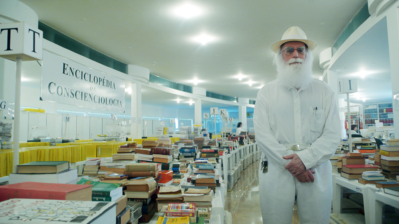 Waldo Vieira orgulhoso diante de sua coleção de 5.398 dicionários