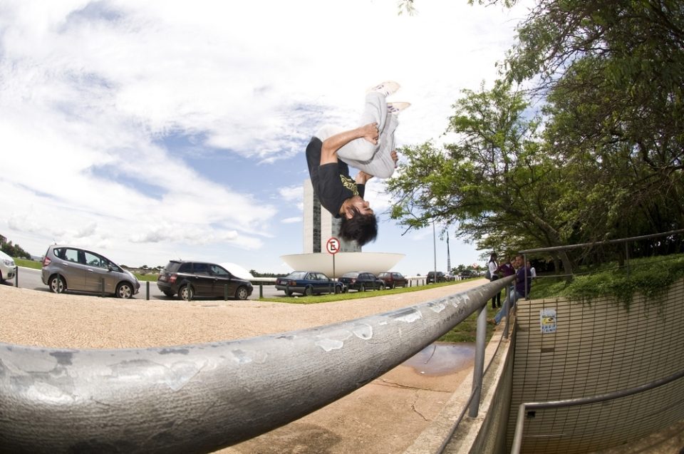 Jovens da equipe BR Tracer praticam Le Parkour ao lado Palácio do Planalto