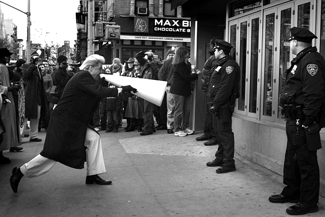 De frente para a polícia, o reverendo não desanima na sua pregação