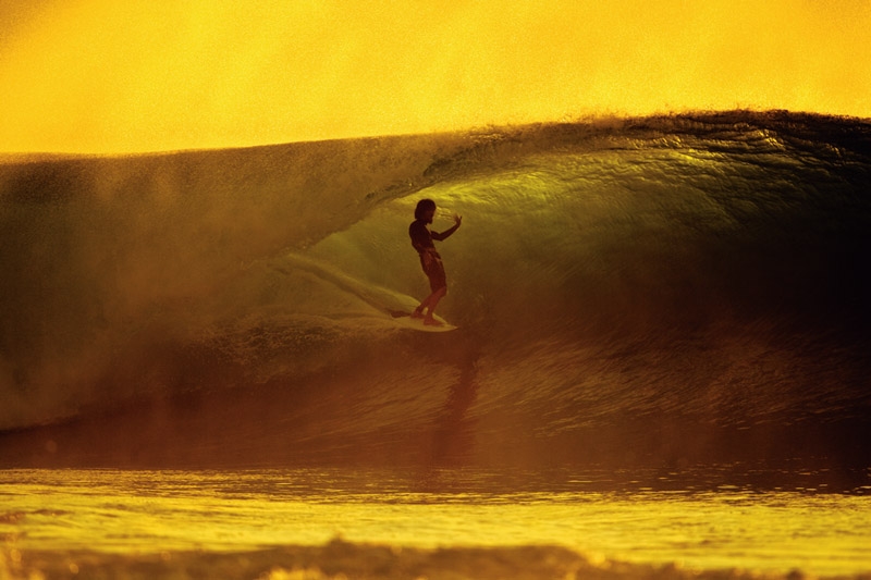 Rob faz carinho na cara de mais uma esquerda perfeita na Indonésia, em cena do documentário The drifter