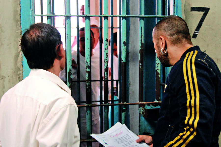 Rogério e Júnior, do AfroReggae, mudando, dia após dia, a cabeça dos detentos nos presídios do Bangu