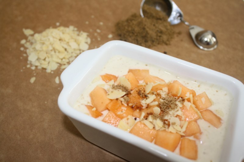 Iogurte com açúcar mascavo e melão