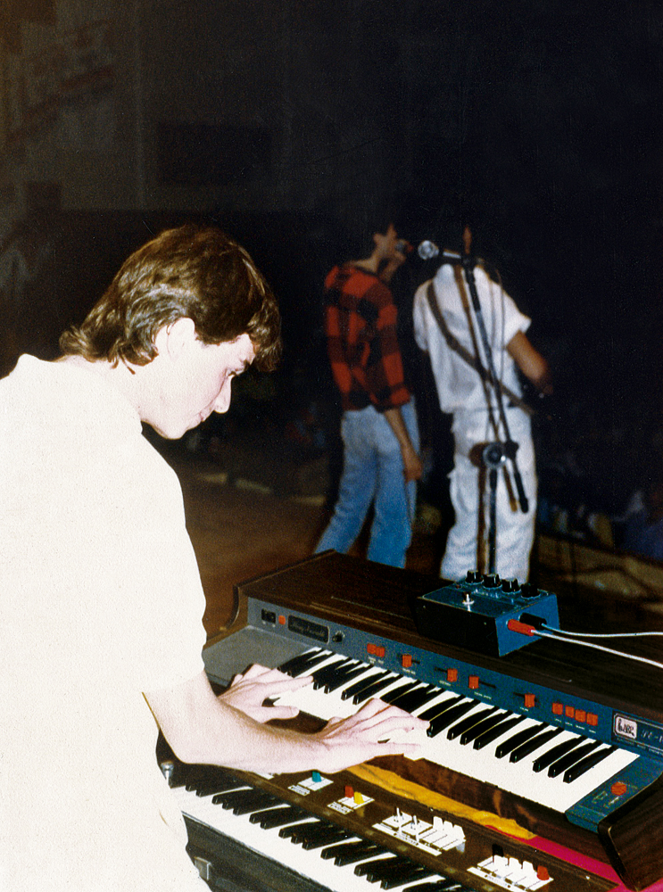 Corciolli em uma de suas primeiras apresentações, bem menos iluminado do que hoje em dia