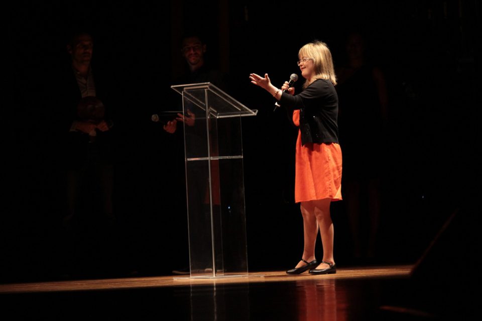 Subir no avião da Qatar Airways indo direto do trabalho e descobrir que tem jantar e vinho francês