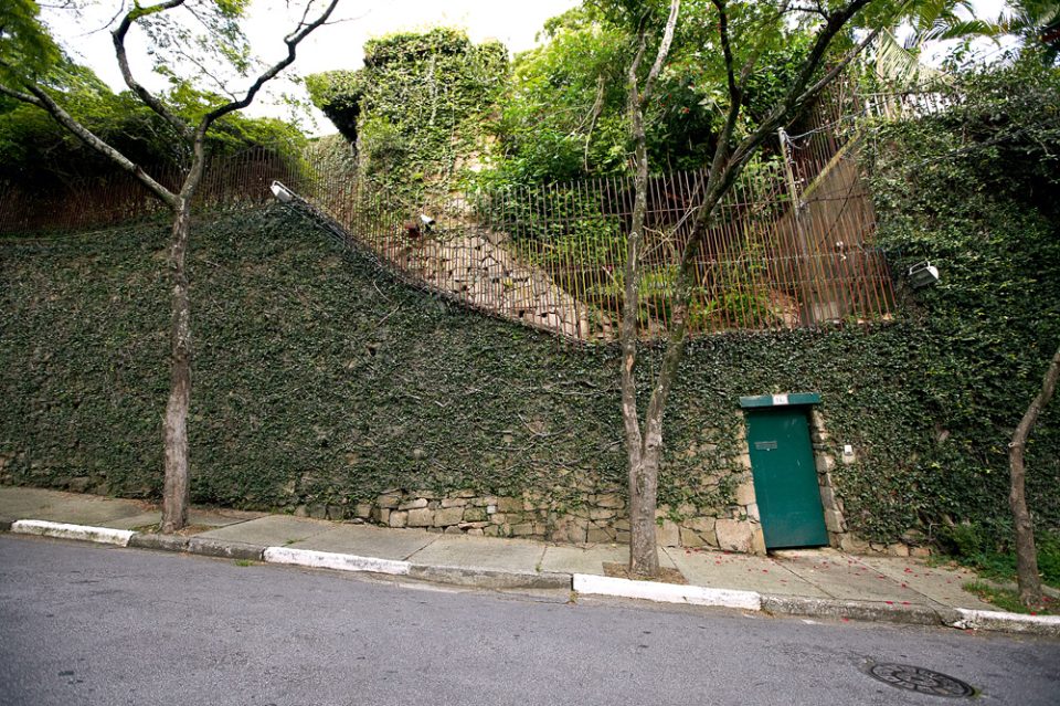 Dois modelos de vida diferentes no mesmo bairro em São Paulo: