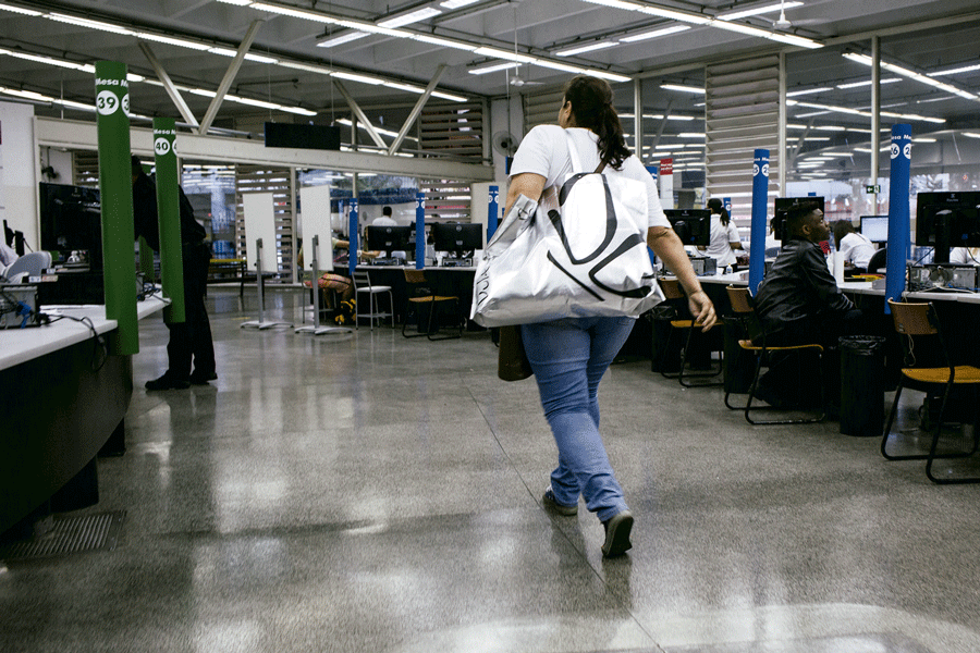 Graciana chega ao Poupatempo da Luz para recuperar sua bolsa e pedir uma nova identidade