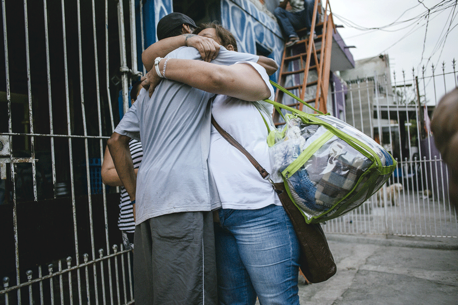Em casa, ela é recebida pelo sobrinho
