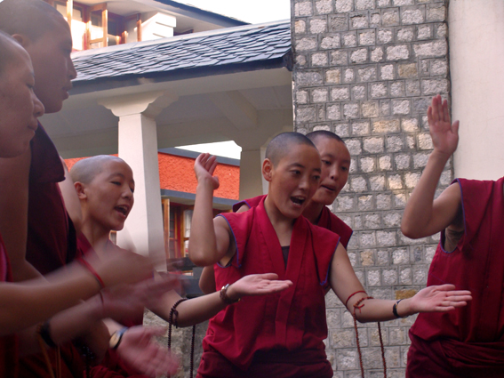 Monjas debatem em monastério em Siddhpur, Índia