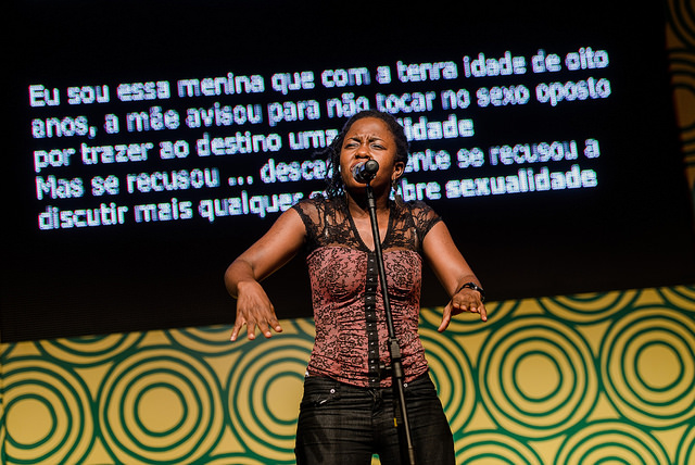 Criado em Chicago, nos Estados Unidos, o slam poetry é uma competição de poesias que contribuiu para democratizar a literatura