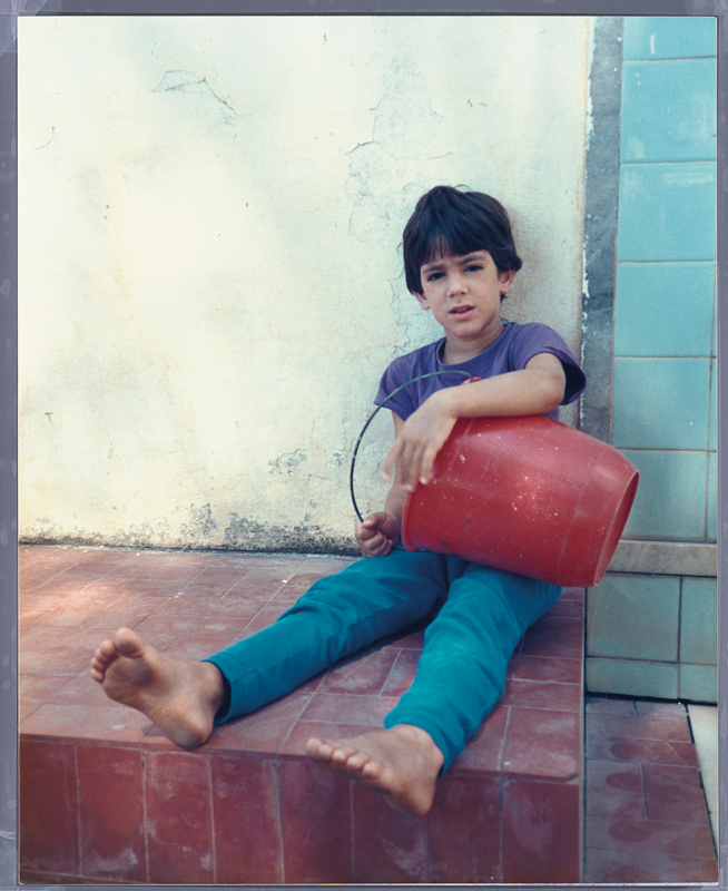 O pequeno Marcelo Adnet, aos 9 anos, segura o balde muitos anos antes de chutá-lo