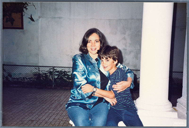 Com Regina, sua mãe, em dia de festa na escola