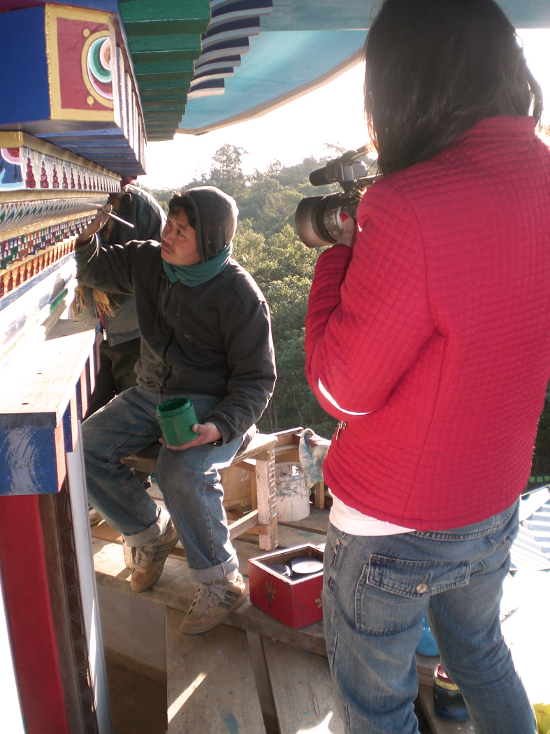 Enquanto a mãe faz vídeos...