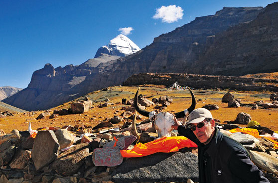 No primeiro pitstop da romaria em Tarboche, Arthur decifra o significado da carcaça de um iaque