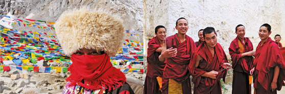 Monges do monastério de Pelkor Chode fazem gracinhas diante da lente da curiosidade