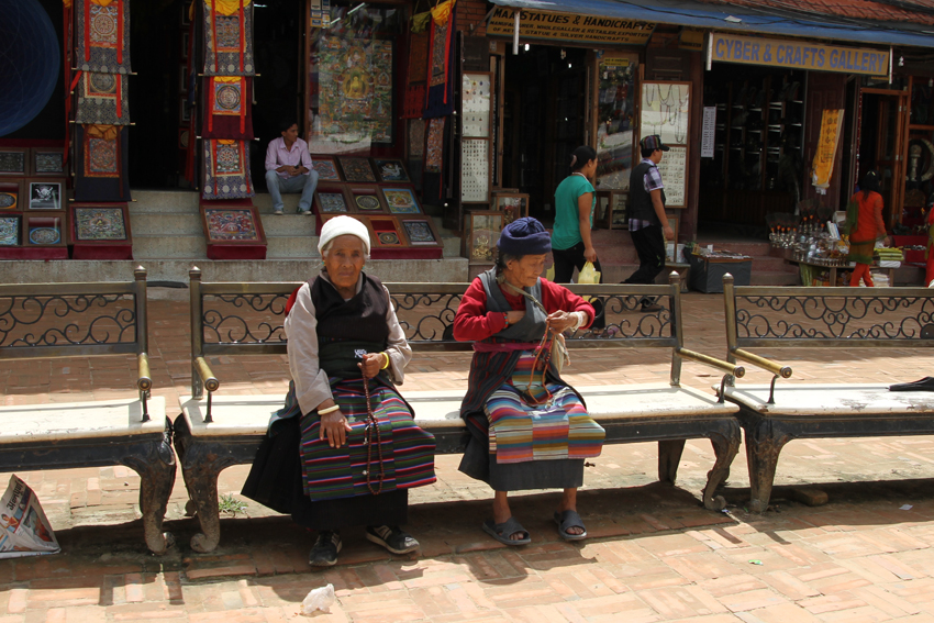 As tibetanas casadas usam um avental listado colorido.