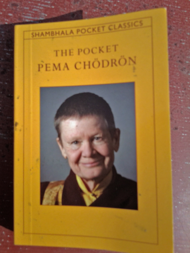 Pocket da monja Pema Chodrom, com pérolas como o texto