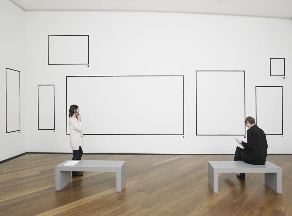 Montagem da exposição da artista no Firstsite Lewis Garden em Colchester, na Inglaterra