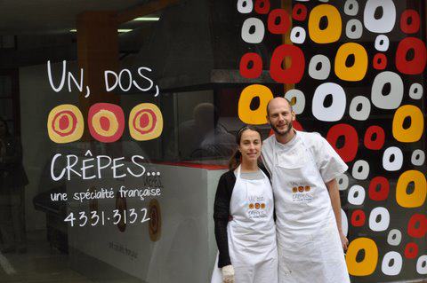 Ludovic e Maria na frente da creperia