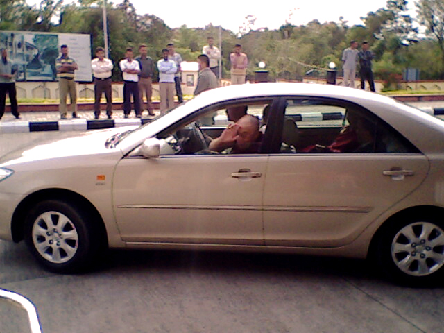 O Dalai Lama sorri sem parar.