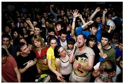 (Foto de internet, com Dan Deacon em algum lugar do mundo, no meio do povão)