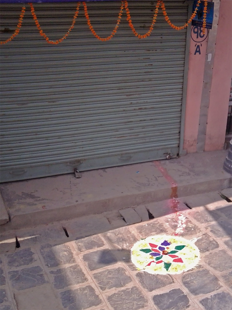 Mandalas oferecidas para a deusa hindu da prosperidade Lakshmi. Os hindus desenham uma linha que vem da mandala na rua até o altar para a deusa dentro de casa. Esse ritual é feito para atrair $$$$
