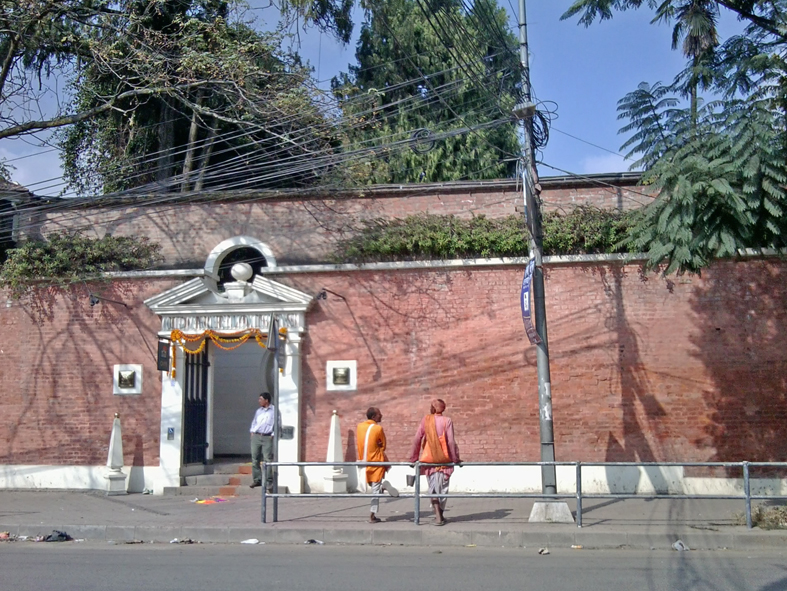 Sadus pega-turista na entrada do restaurante Garden of Dreams.